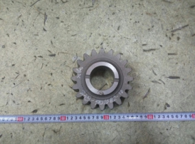 Шестерня заднего хода промежут.